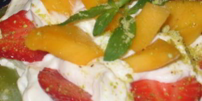 фруктово-ягодное пирожное с фисташками на лимонно-белковой основе