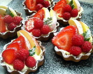 Фруктовые пирожные с сыром маскарпоне и белым шоколадом