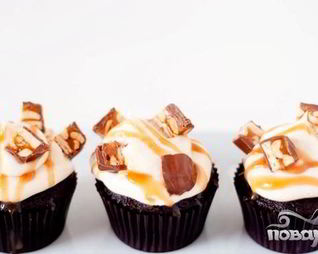 Капкейки со Сникерсом и карамельной глазурью