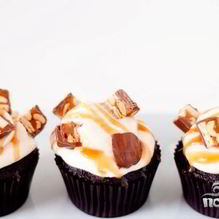 Рецепт Капкейки со Сникерсом и карамельной глазурью