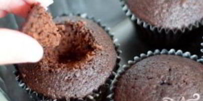 капкейки со сникерсом и карамельной глазурью