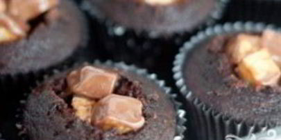 капкейки со сникерсом и карамельной глазурью