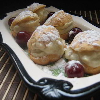 Маленькие заварные пирожные с оригинальным баклажанным кремом