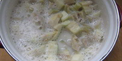 маленькие заварные пирожные с оригинальным баклажанным кремом