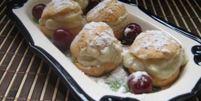 маленькие заварные пирожные с оригинальным баклажанным кремом