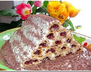 Медовые пирожные с вишнями