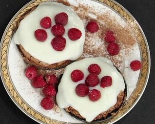 Миндальные пирожные с малиной