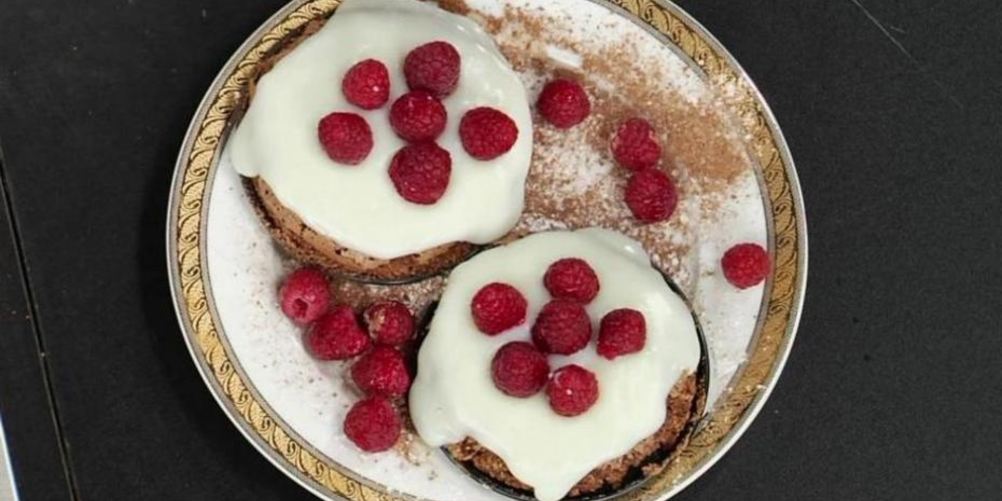 Рецепт миндальные пирожные с малиной