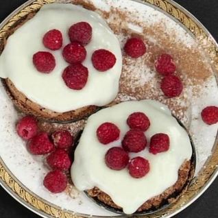 Миндальные пирожные с малиной