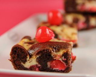 Мраморный брауни с прослойкой из сливочного сыра и коктейльной вишни