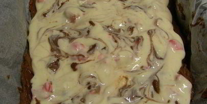 мраморный брауни с прослойкой из сливочного сыра и коктейльной вишни