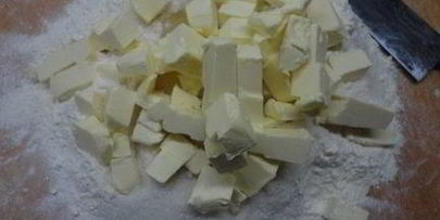 песочное пирожное со сливочно-ореховым кремом