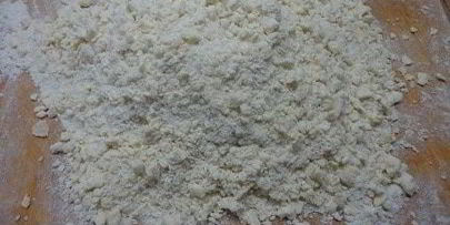 песочное пирожное со сливочно-ореховым кремом