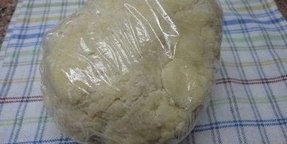 песочное пирожное со сливочно-ореховым кремом