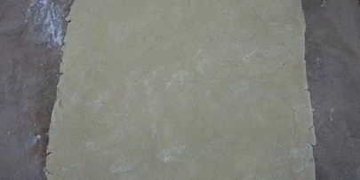 песочное пирожное со сливочно-ореховым кремом