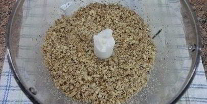 песочное пирожное со сливочно-ореховым кремом