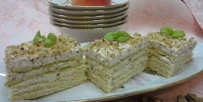 песочное пирожное со сливочно-ореховым кремом