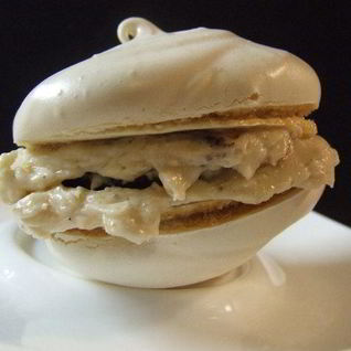 Пирожное Безе с кофейным кремом и черносливом