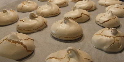 пирожное безе с кофейным кремом и черносливом