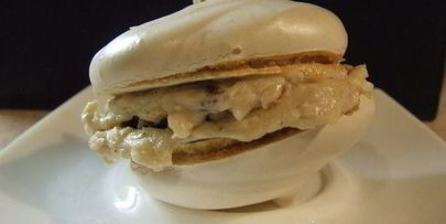 пирожное безе с кофейным кремом и черносливом