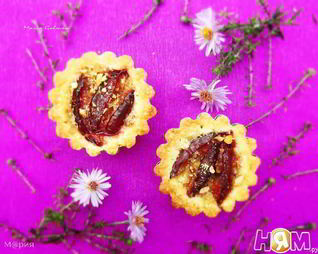 Пирожное Корзинка с орехами и сливами