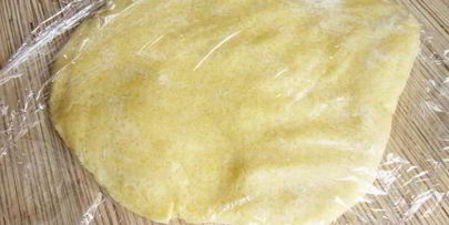 пирожное корзинка с орехами и сливами