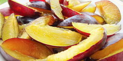 пирожное корзинка с орехами и сливами