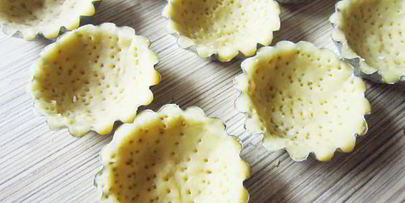 пирожное корзинка с орехами и сливами