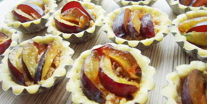 пирожное корзинка с орехами и сливами