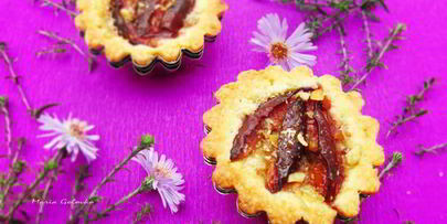 пирожное корзинка с орехами и сливами