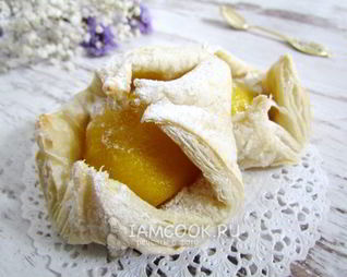 Пирожные из слоеного теста с персиками