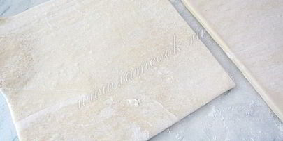 пирожные из слоеного теста с персиками