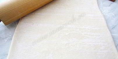 пирожные из слоеного теста с персиками