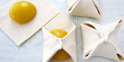 пирожные из слоеного теста с персиками