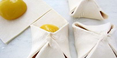 пирожные из слоеного теста с персиками