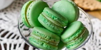 пирожные макарон с мятным ганашем