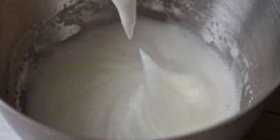 пирожные макарон с мятным ганашем