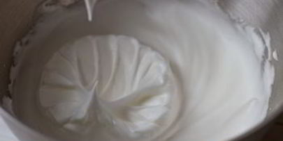 пирожные макарон с мятным ганашем