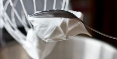 пирожные макарон с мятным ганашем