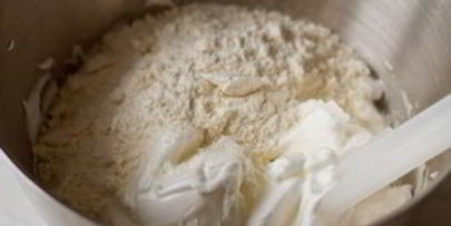 пирожные макарон с мятным ганашем