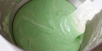 пирожные макарон с мятным ганашем