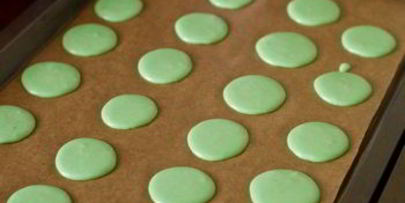 пирожные макарон с мятным ганашем