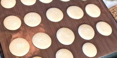 пирожные макароны на французской меренге