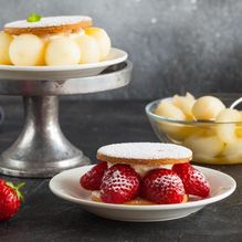 Рецепт Пирожные с дыней, клубникой и кремом шибуст