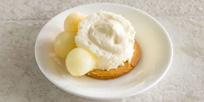 пирожные с дыней, клубникой и кремом шибуст