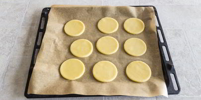 пирожные с дыней, клубникой и кремом шибуст