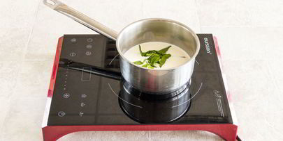 пирожные с дыней, клубникой и кремом шибуст