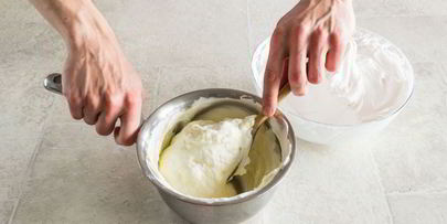 пирожные с дыней, клубникой и кремом шибуст