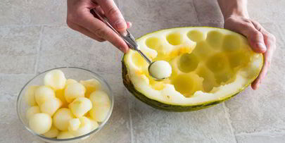 пирожные с дыней, клубникой и кремом шибуст