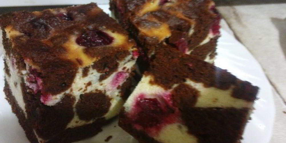 Рецепт шоколадный брауни с творогом и вишней